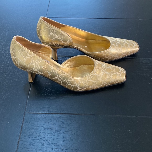 Timothy Hitsman VTG Gold Embossed Heels. Size 6 Medium - Picture 2 of 10